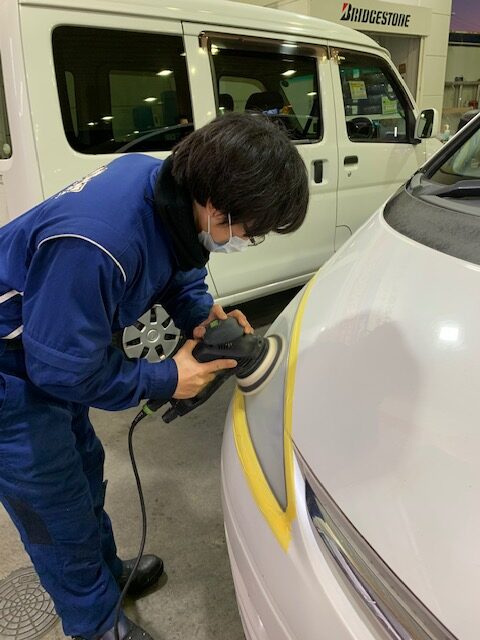 ヘッドライトの黄ばみ落とします 車検が通らない原因でライトの光量不足が多々あります 南行徳車検専門店